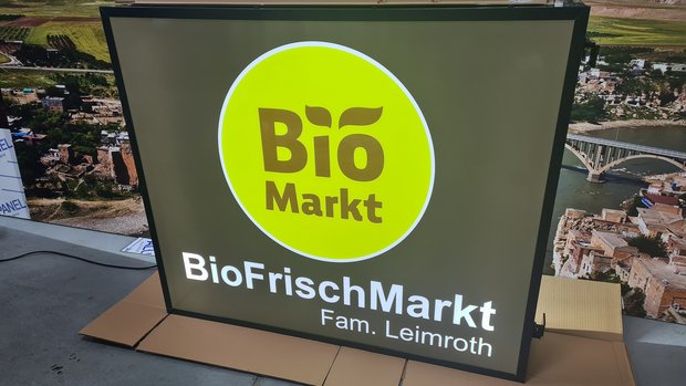 [Translate to German:] lichtbak BioFrishMarkt groen
