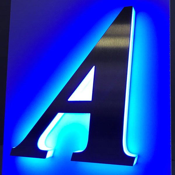 Blauwe led letter A met RVS