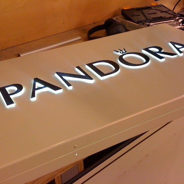 Pandora Lichtbak met doorgestoken letters