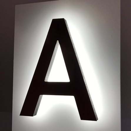 [Translate to German:] Backlight led letters, van achter verlicht