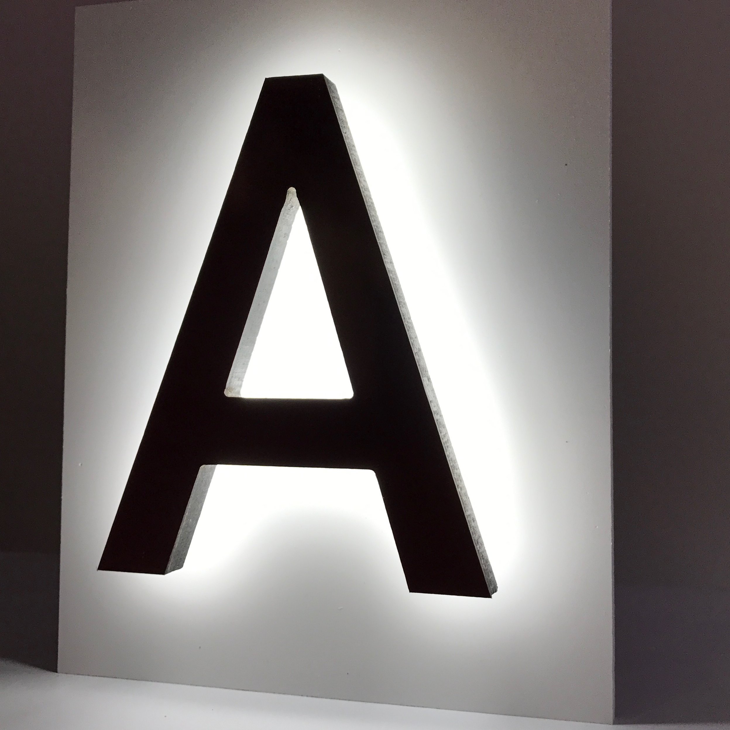 Van achter verlichte led-letter